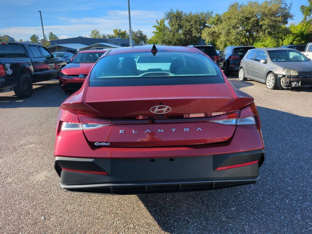 Used 2024 Hyundai Elantra SE FWD image 4