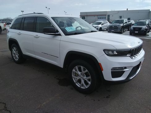 Used 2023 Jeep Grand Cherokee Limited w/ Trailer Tow Prep Group (B) image 4