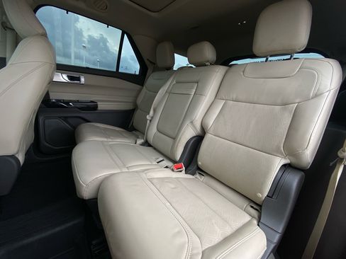 Used 2022 Ford Explorer Platinum w/ Equipment Group 601A AWD/4WD image 12