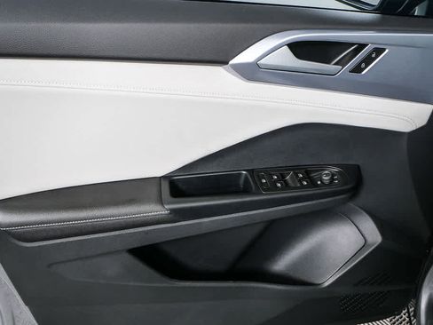 Certified 2025 Volkswagen Taos SE w/ Panoramic Sunroof Package FWD image 9