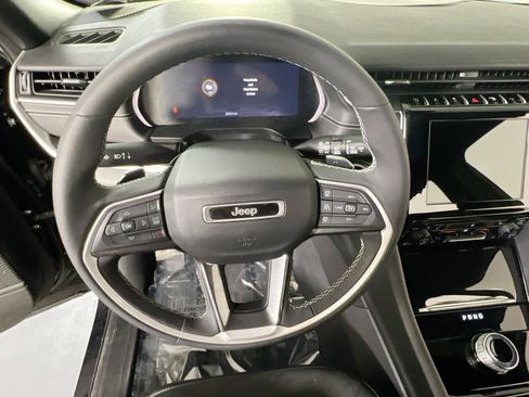 Used 2023 Jeep Grand Cherokee Altitude image 11