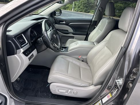 Used 2018 Toyota Highlander Limited FWD image 16