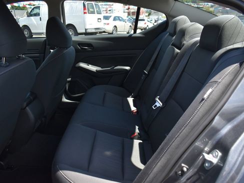 Used 2024 Nissan Altima 2.5 SV FWD image 17