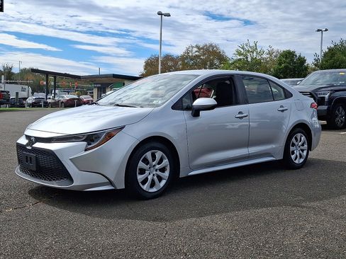 Certified 2022 Toyota Corolla LE image 3