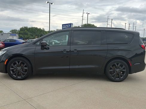 Used 2018 Chrysler Pacifica Limited w/ Advanced Safetytec Group FWD image 8