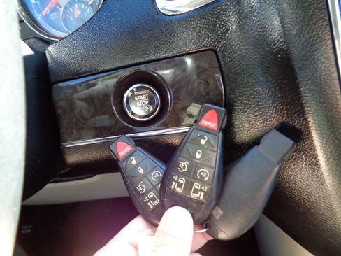 Used 2016 Chrysler Town & Country Touring-L image 20