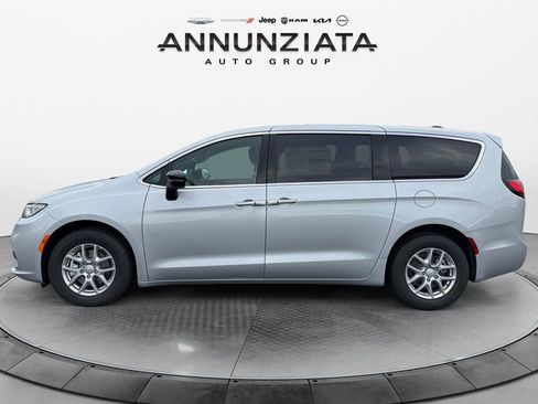 New 2026 Chrysler Pacifica Select image 2