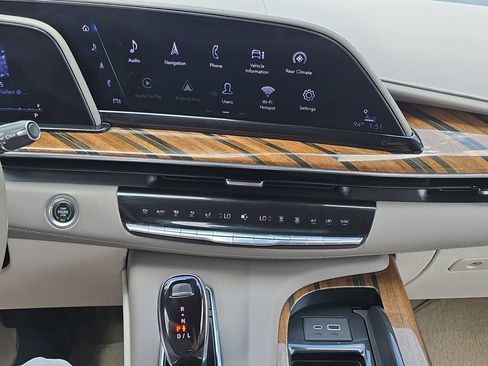 Certified 2022 Cadillac Escalade ESV Premium Luxury Platinum AWD/4WD image 23