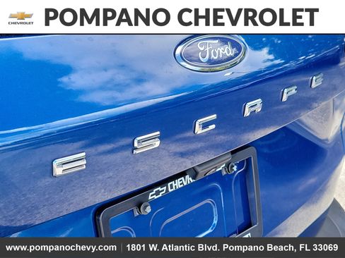 Used 2022 Ford Escape SE w/ SE Sport Appearance Package image 9