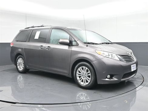 Used 2013 Toyota Sienna XLE image 3