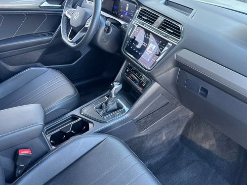 Used 2022 Volkswagen Tiguan SE w/ Panoramic Sunroof Package image 17