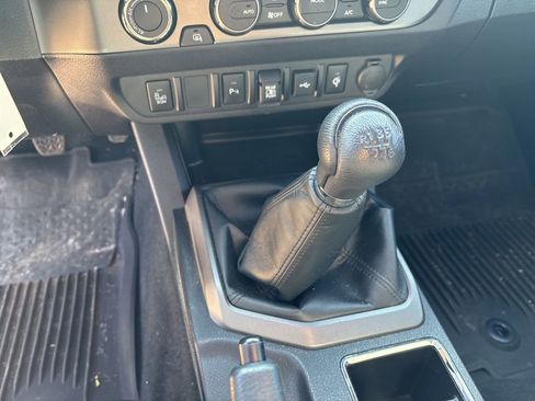 Used 2022 Toyota Tacoma TRD Off-Road w/ TRD Premium Off Road Package image 19