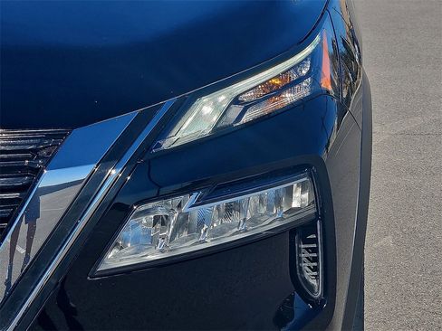 Used 2023 Nissan Rogue SV image 9