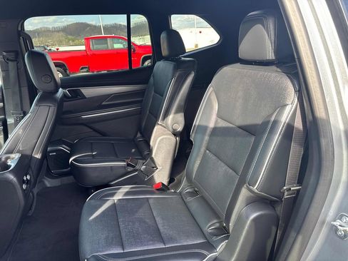 Used 2025 Buick Enclave Preferred AWD/4WD image 24