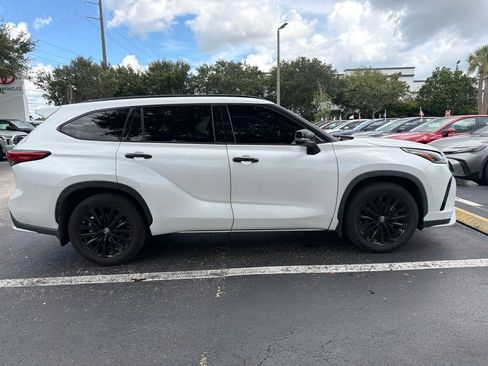 Used 2023 Toyota Highlander XSE FWD image 2