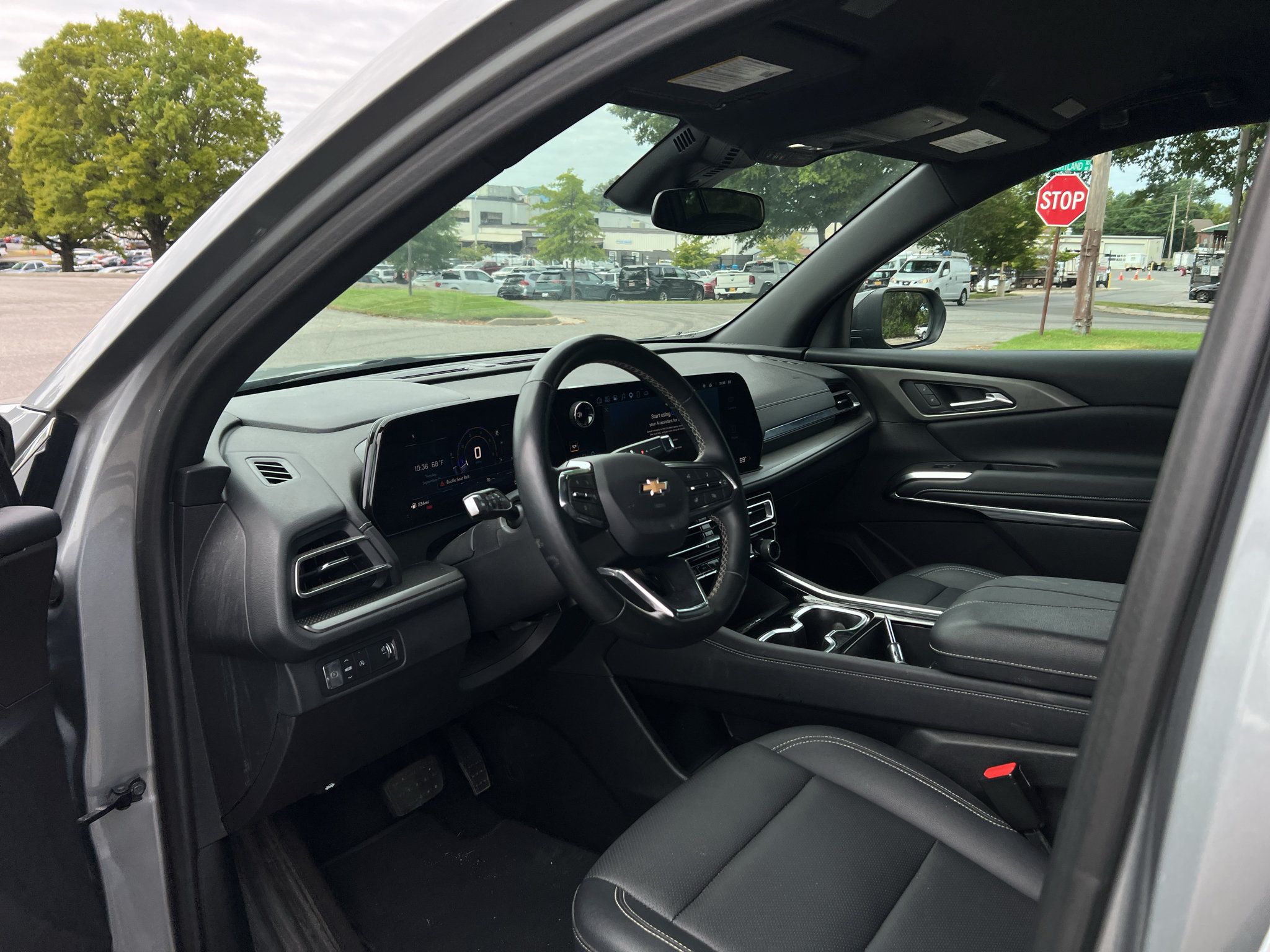 Used 2025 Chevrolet Traverse LT FWD image 13