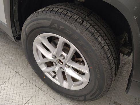 Used 2023 Jeep Grand Cherokee Laredo AWD/4WD image 31