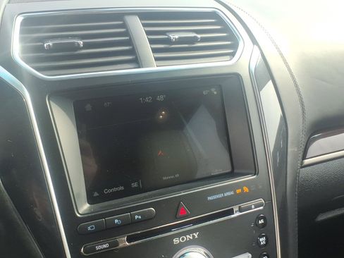 Used 2018 Ford Explorer Platinum image 18