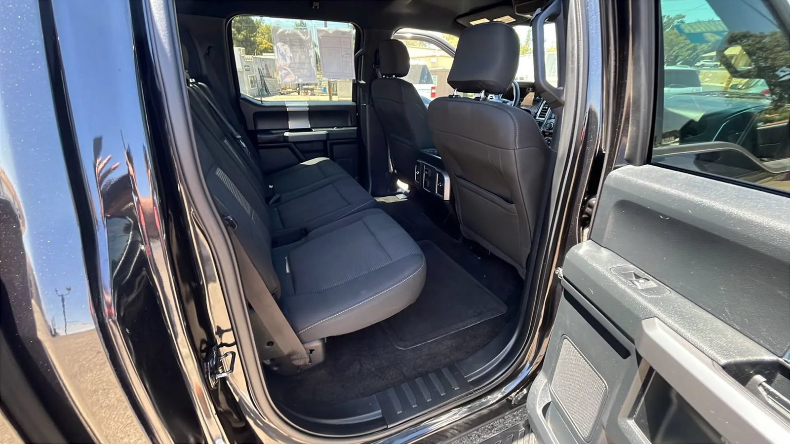 Used 2015 Ford F150 XLT w/ Equipment Group 302A Luxury AWD/4WD image 17