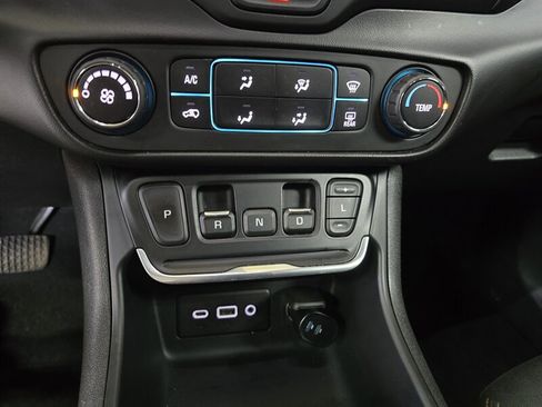 Used 2020 GMC Terrain SLE image 18