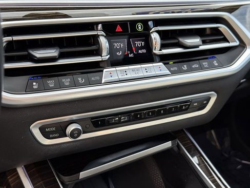 Used 2021 BMW X7 M50i w/ Cold Weather Package image 23