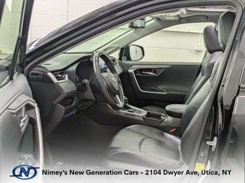 Used 2019 Toyota RAV4 Limited w/ Advanced Technology Package AWD/4WD image 4