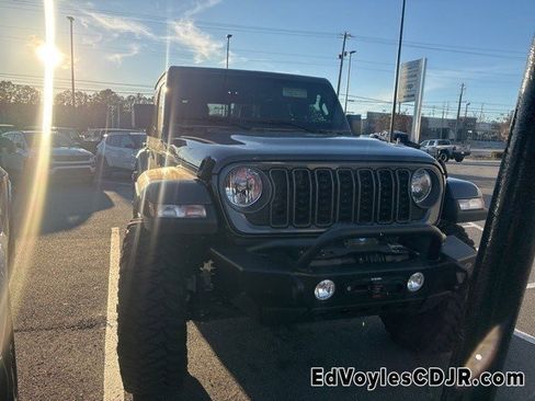 Used 2025 Jeep Gladiator Nighthawk image 6