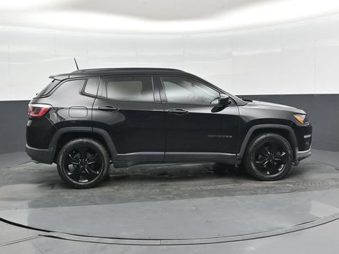Used 2018 Jeep Compass Latitude FWD image 2