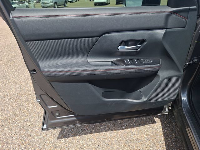 Used 2025 Nissan Kicks SR FWD image 10