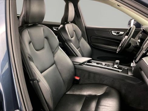 Used 2023 Volvo XC60 B5 Core image 24