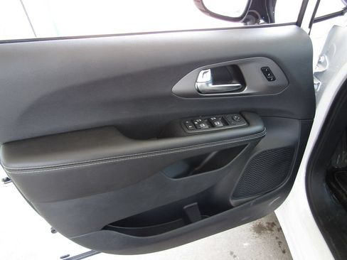 New 2027 Chrysler Pacifica Select AWD/4WD image 23