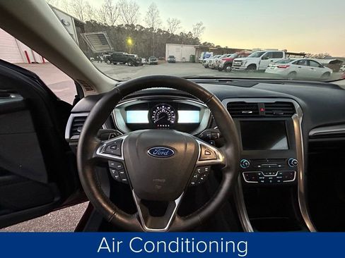 Used 2017 Ford Fusion SE w/ Fusion SE Technology Package image 28