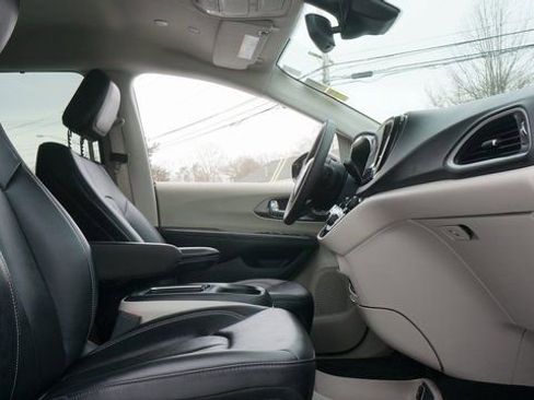 Used 2024 Chrysler Pacifica Touring-L image 53