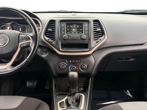 Used 2018 Jeep Cherokee Latitude w/ Altitude Package image 11