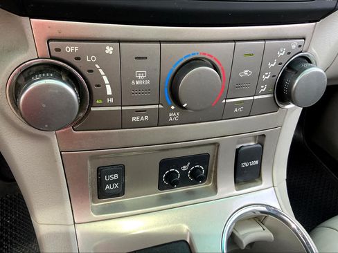 Used 2012 Toyota Highlander SE FWD image 30