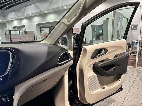 Used 2024 Chrysler Pacifica Touring-L image 26