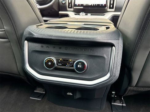 Used 2025 Ford Expedition Active image 32