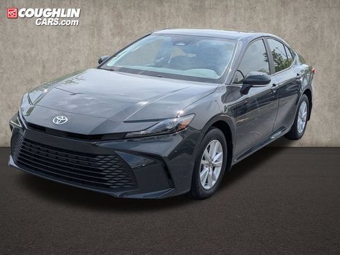 Used 2025 Toyota Camry LE AWD/4WD image 6