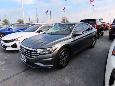 Used 2019 Volkswagen Jetta SE w/ Cold Weather Package image 2