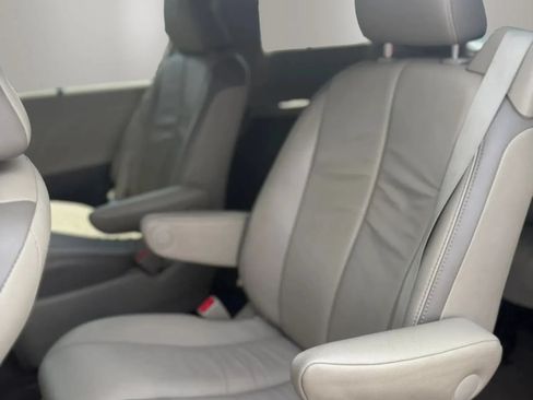 Used 2013 Toyota Sienna Limited w/ Premium Pkg FWD image 16