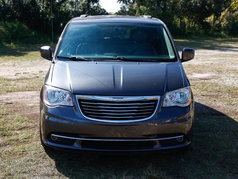 Used 2016 Chrysler Town & Country Touring image 17