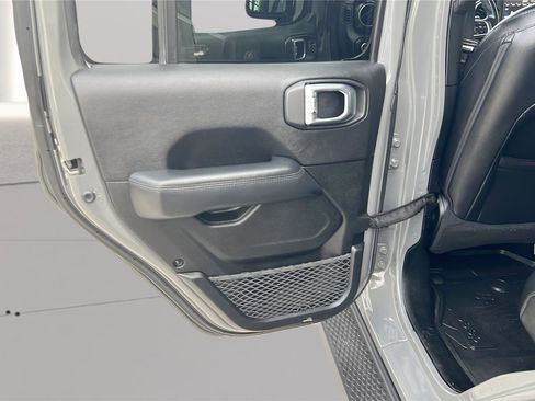 Used 2019 Jeep Wrangler Unlimited Sahara image 18