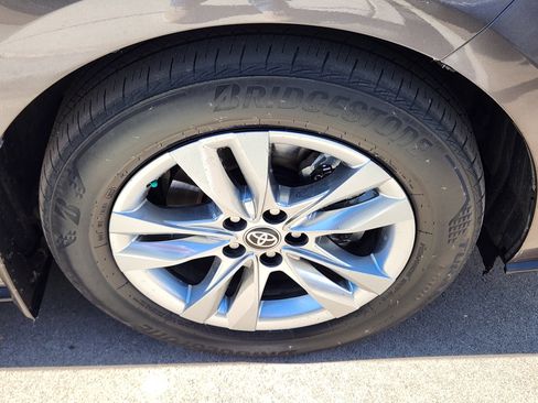 Used 2023 Toyota Sienna Limited image 18