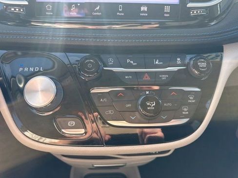 Used 2021 Chrysler Pacifica Touring-L FWD image 19