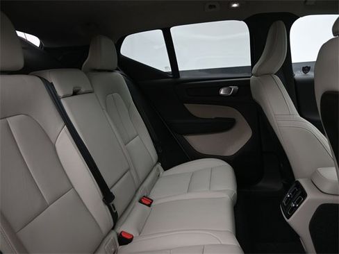 Used 2025 Volvo XC40 B5 Plus w/ Protection Package Premier image 33