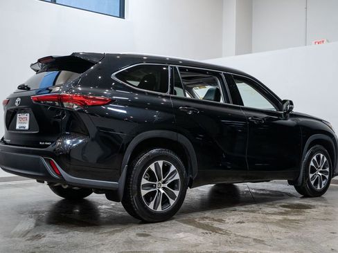Certified 2022 Toyota Highlander XLE image 7