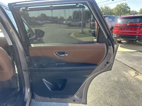 Used 2025 Nissan Pathfinder Platinum FWD image 18