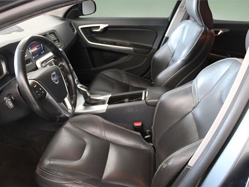 Used 2017 Volvo S60 T5 Dynamic image 16