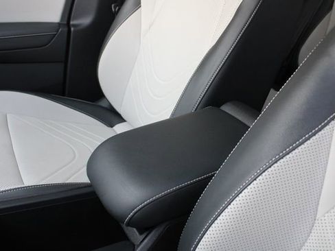 Used 2025 Volkswagen Tiguan SE FWD image 18