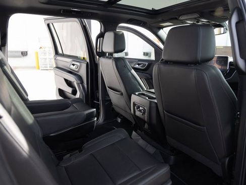 Used 2022 Chevrolet Suburban Z71 w/ Luxury Package image 23